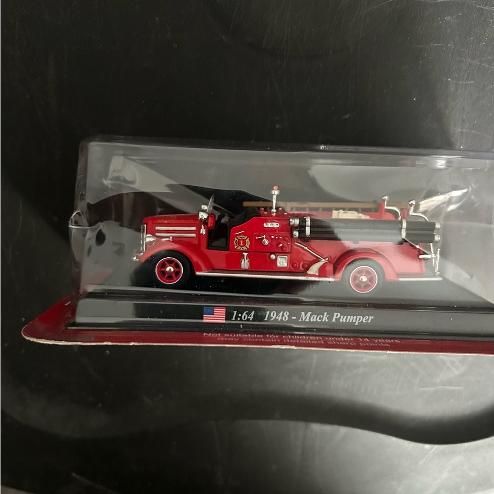 1:64 1948 Mack Pumper Fire Truck Model